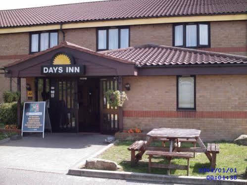 Days Inn By Wyndham London Stansted Airport Birchanger Εξωτερικό φωτογραφία