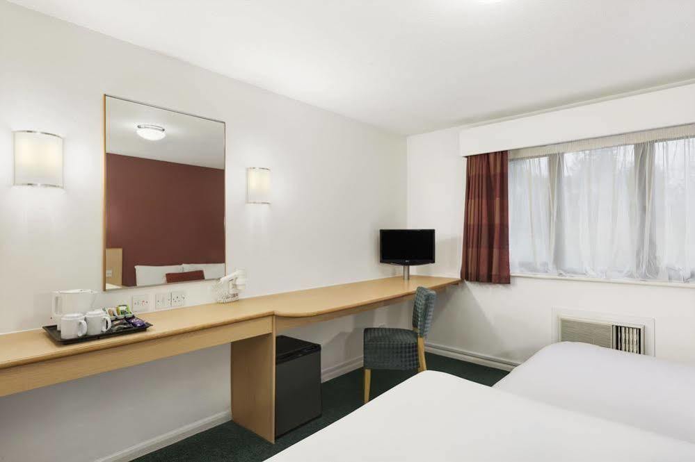 Days Inn By Wyndham London Stansted Airport Birchanger Εξωτερικό φωτογραφία